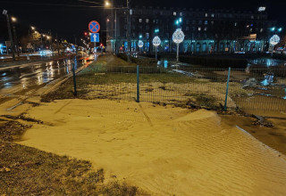 "Plac Centralny pęknięta rura"