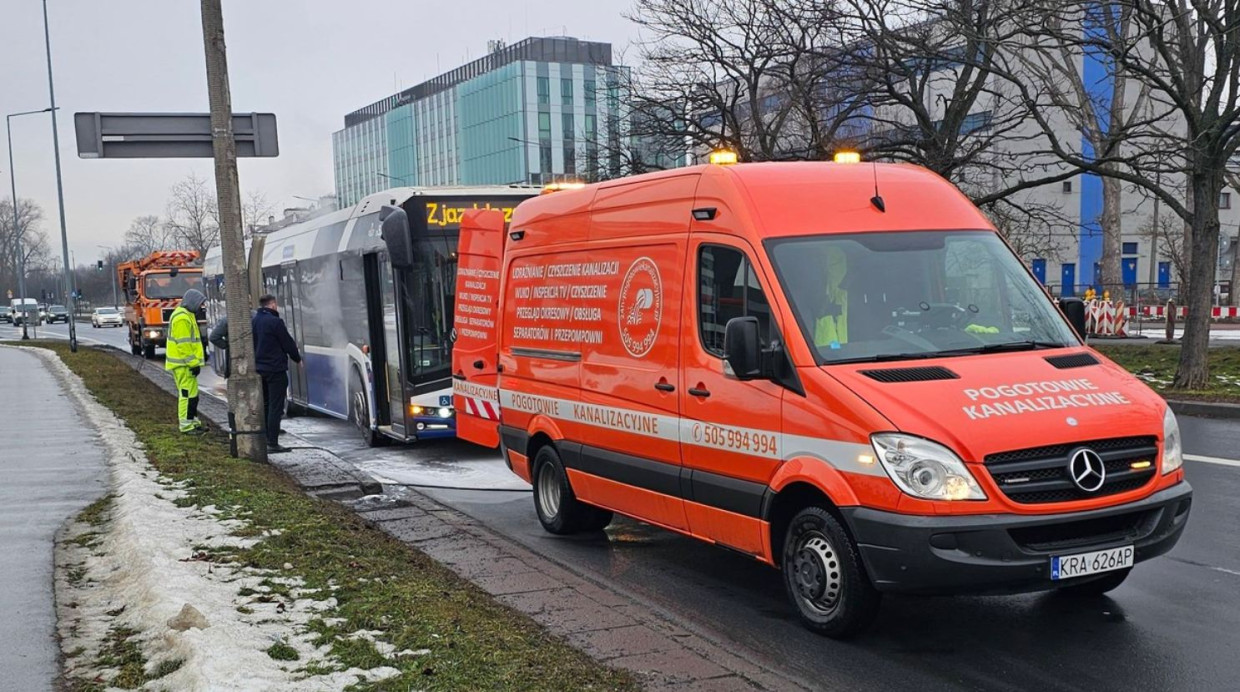 Pożar autobusu. Szybka reakcja pracowników pogotowia kanalizacyjnego