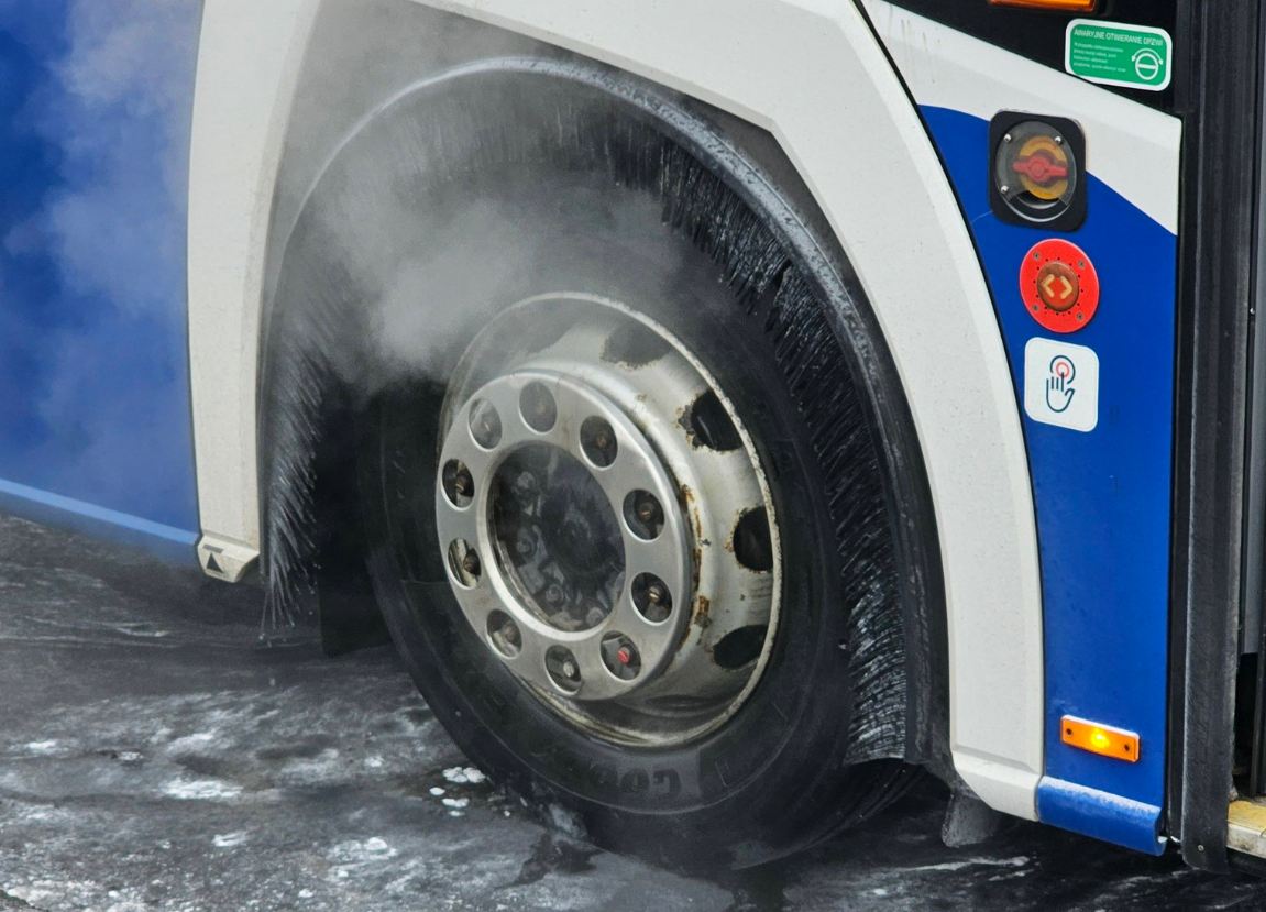 Pożar autobusu. Szybka reakcja pracowników pogotowia kanalizacyjnego