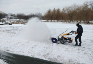"Zimowe prace w parku lotników w Krakowie"