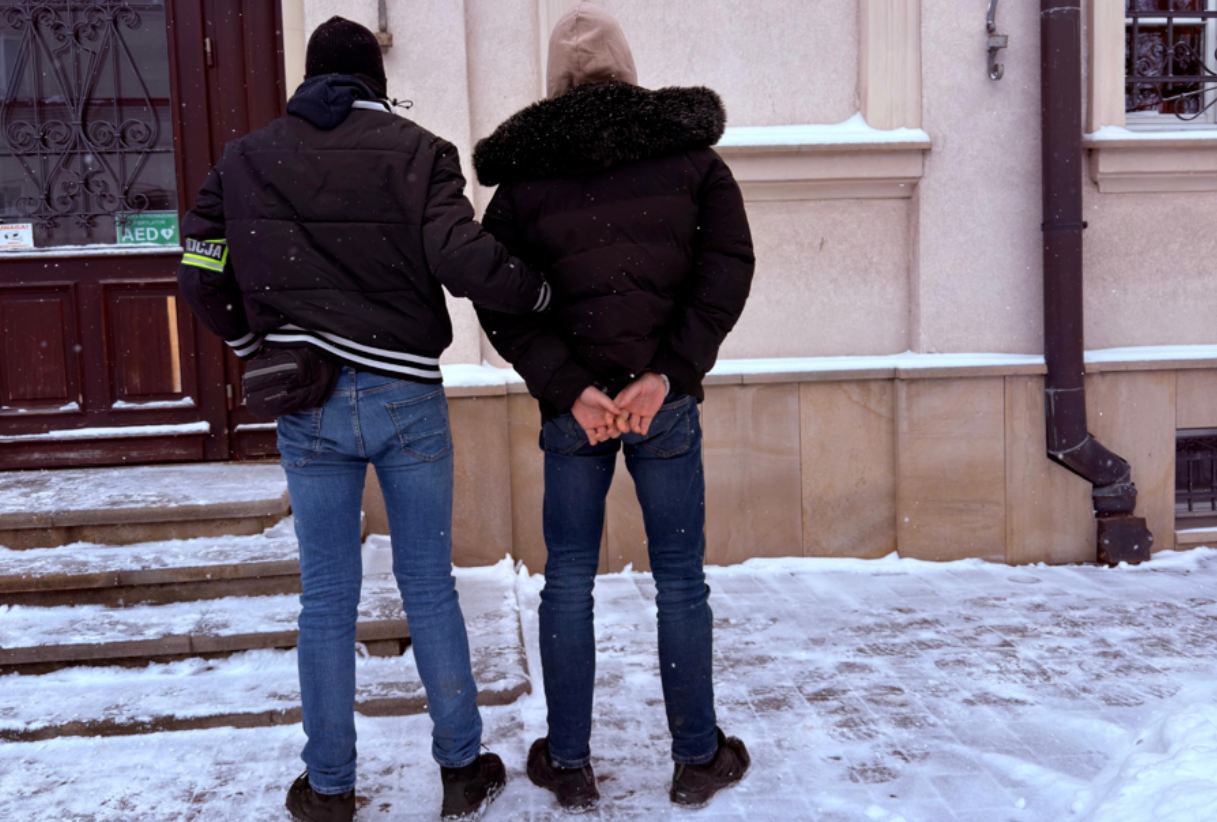 Policja zatrzymała 19-letniego mieszkańca Krakowa. W tle nocny telefon do seniorki