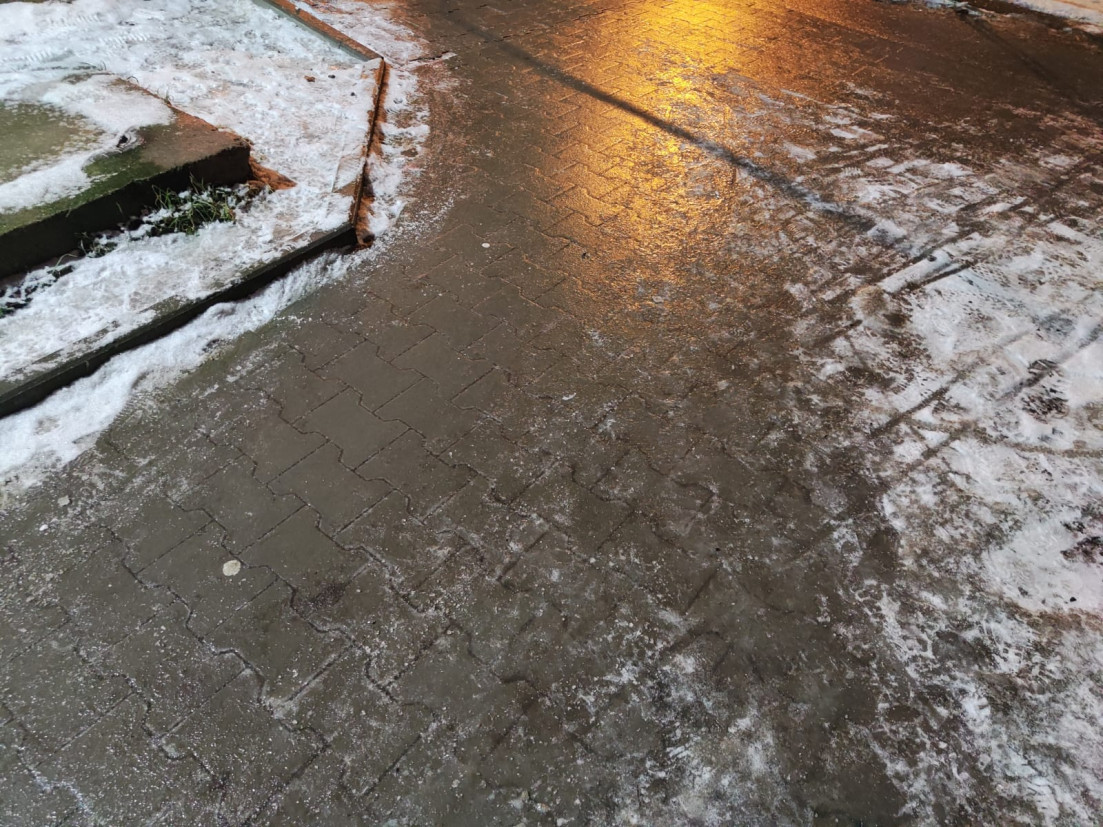 Jak możecie, to zostańcie w domach! Na chodnikach jest bardzo ślisko [AKTUALIZACJA]