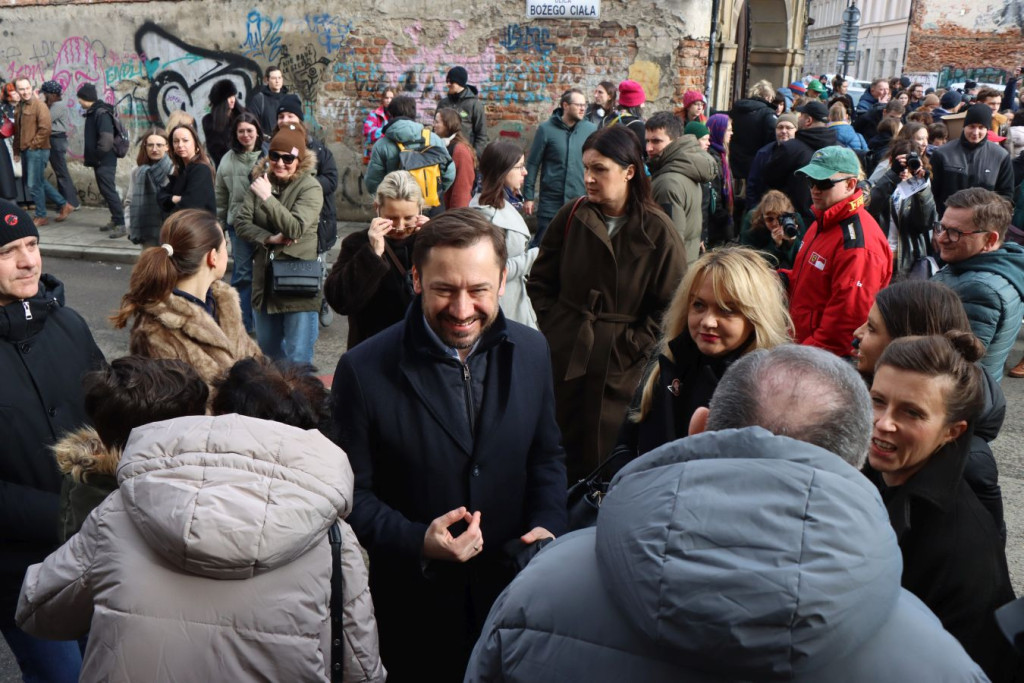 Gorąca niedziela na Kazimierzu. Mieszkańcy protestują przeciw budowie hotelu [ZDJĘCIA]