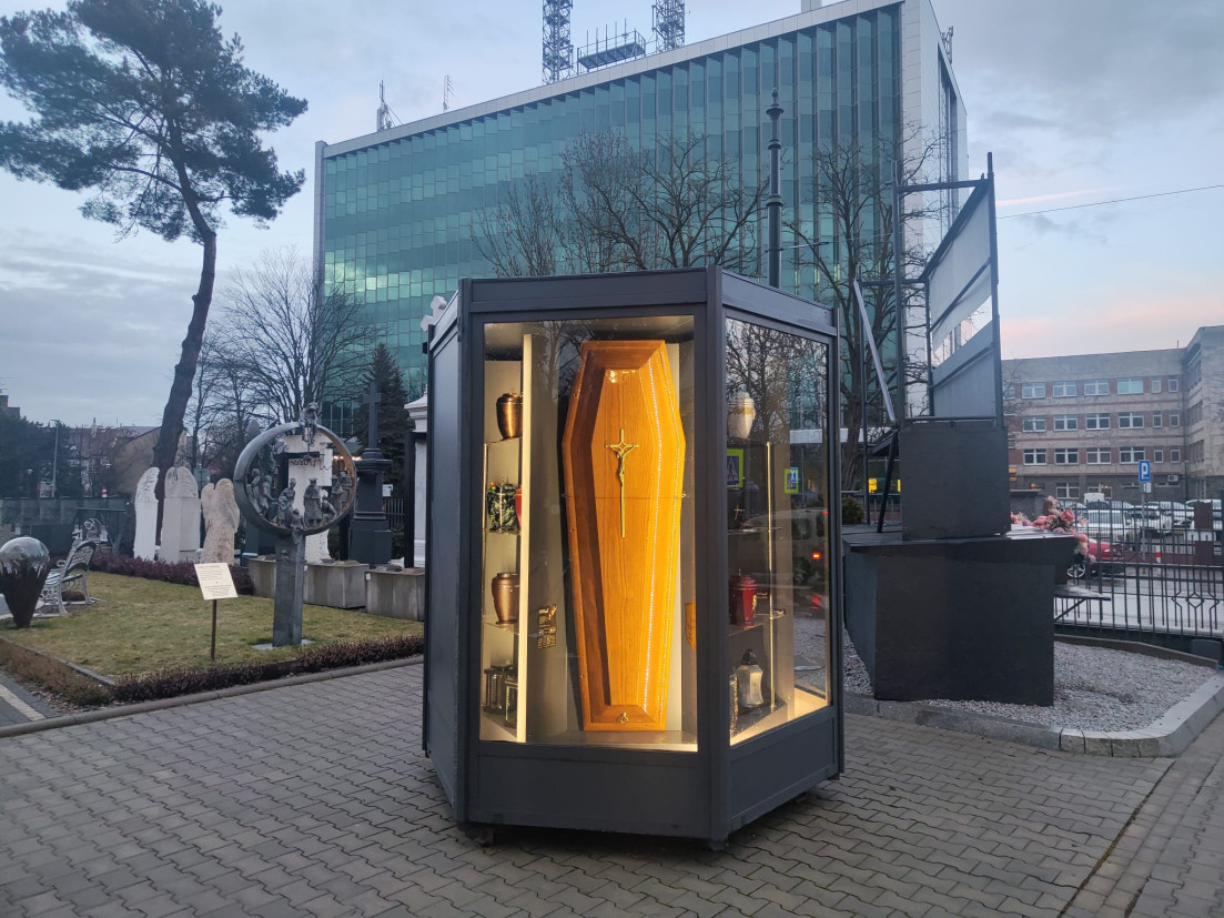 Trumnomat w Krakowie. W przeszklonej gablocie obracają się trumny i urny [ZDJĘCIA, VIDEO]