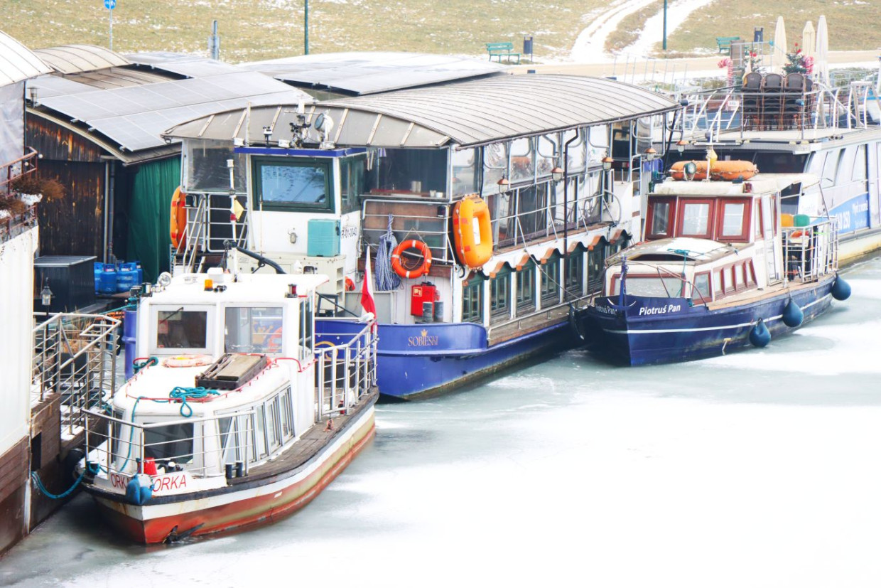 Zamarznięta Wisła w Krakowie. Statki uwięzione w lodzie [ZDJĘCIA]