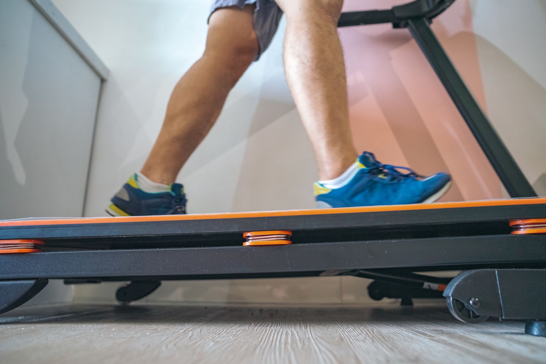 Ból kręgosłupa a praca siedząca – jak bieżnia do chodzenia ratuje Twoje plecy?