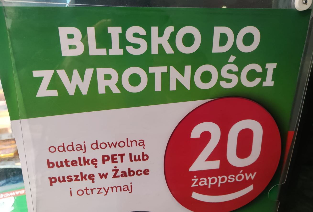 Zwrot butelek i puszek w Żabce za punkty. Sprawdzamy, jak to działa