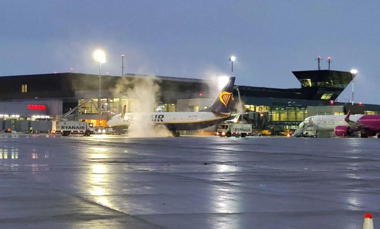 Nerwowe chwile na lotnisku w Balicach. Pasażerki wyprowadzono z samolotów