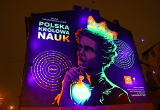 "Świecący mural w Krakowie Marii Skłodowskiej-Curie"