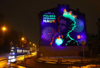 "Świecący mural w Krakowie Marii Skłodowskiej-Curie"