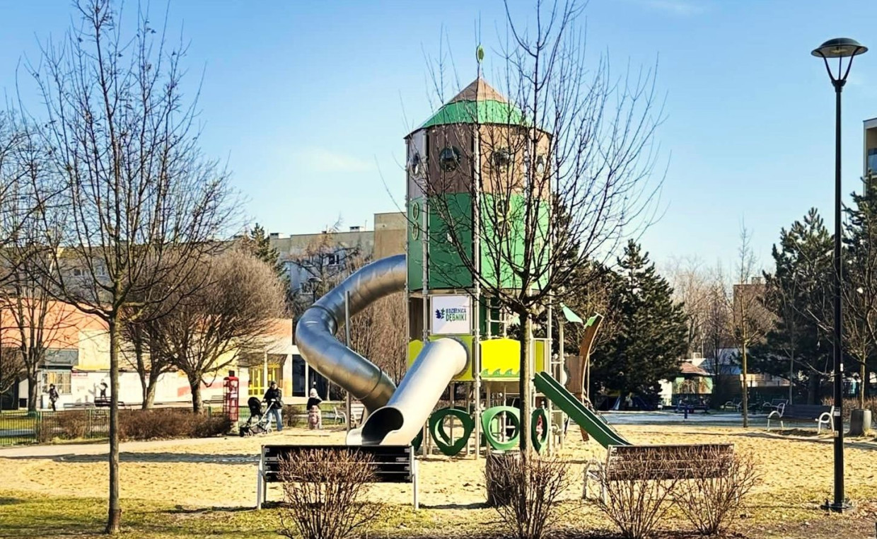 Nowoczesny plac zabaw i siłownia plenerowa [ZDJĘCIA]