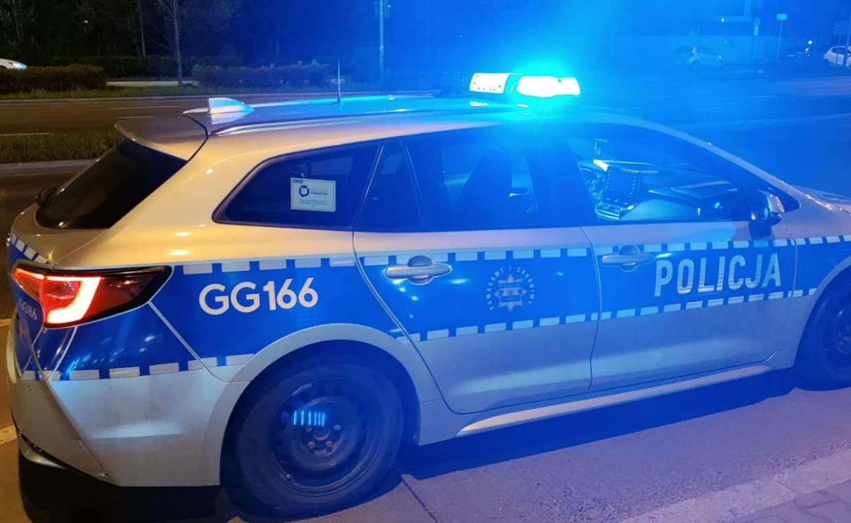 Kraków. Miał maczetę w ręce i zaczepiał przechodniów. Zaatakował policję