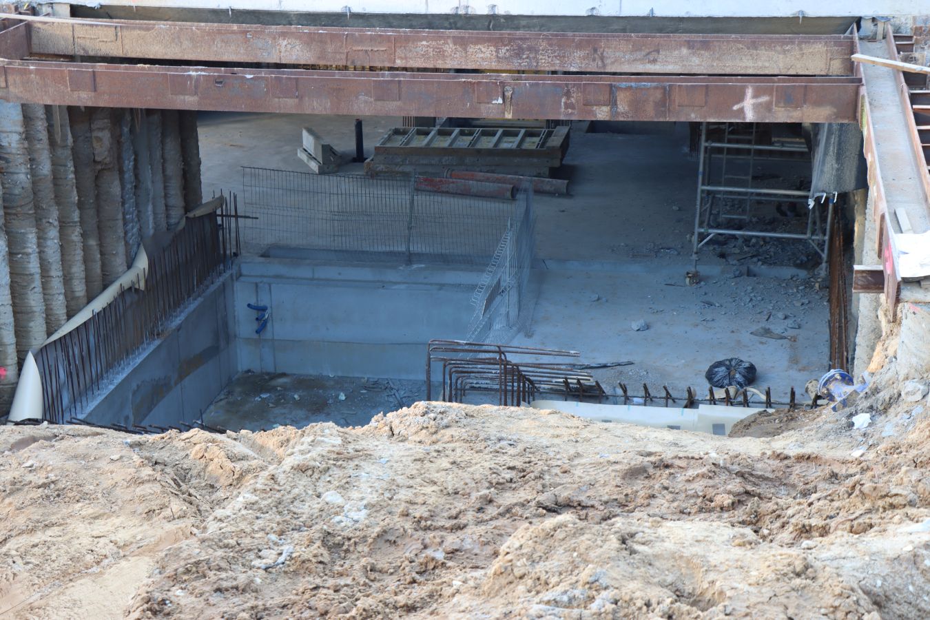 Podziemny przystanek coraz bliżej. Schody już czekają na montaż [ZDJĘCIA]