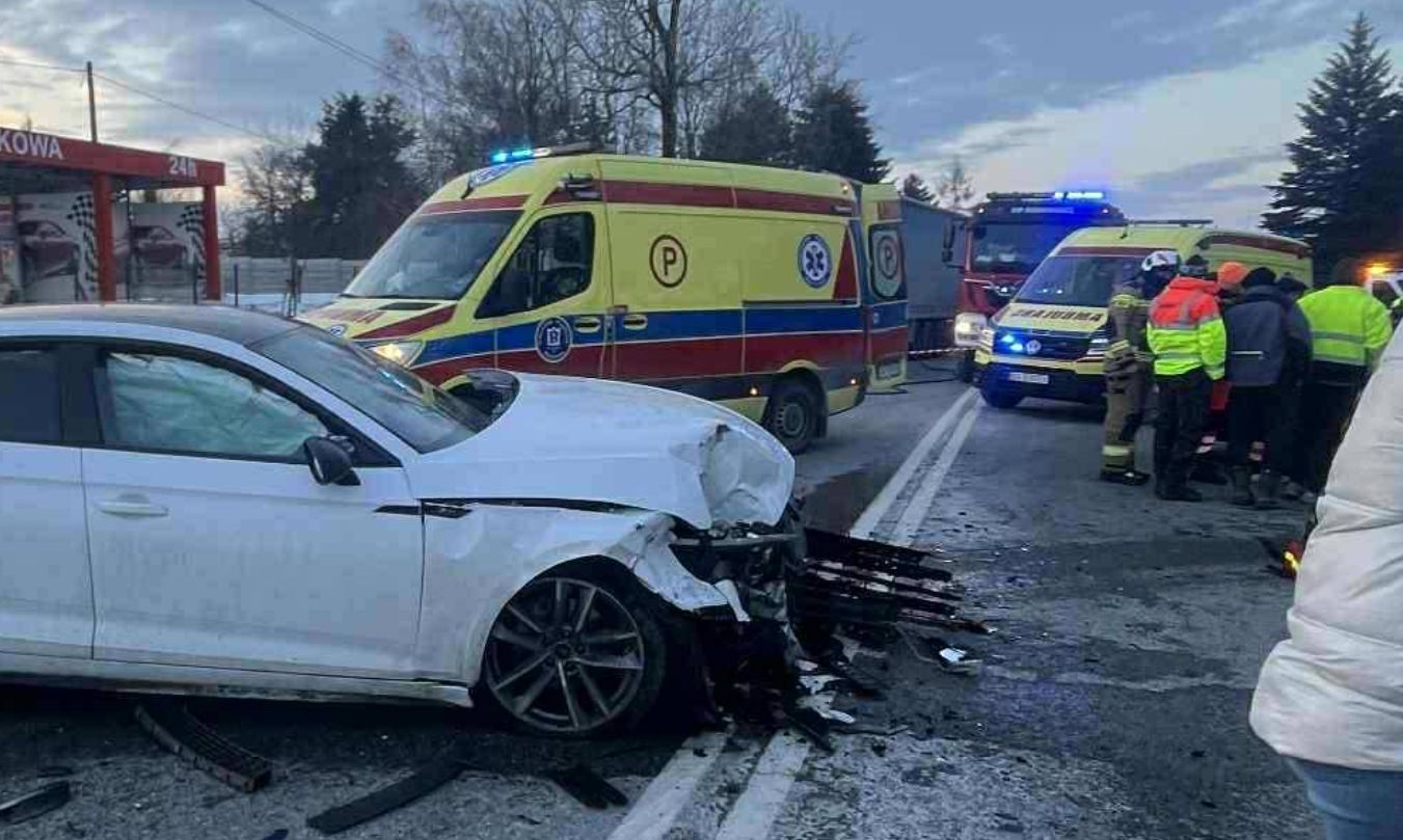 Wypadek w Jerzmanowicach. Trwa akcja ratunkowa. Droga jest zablokowana