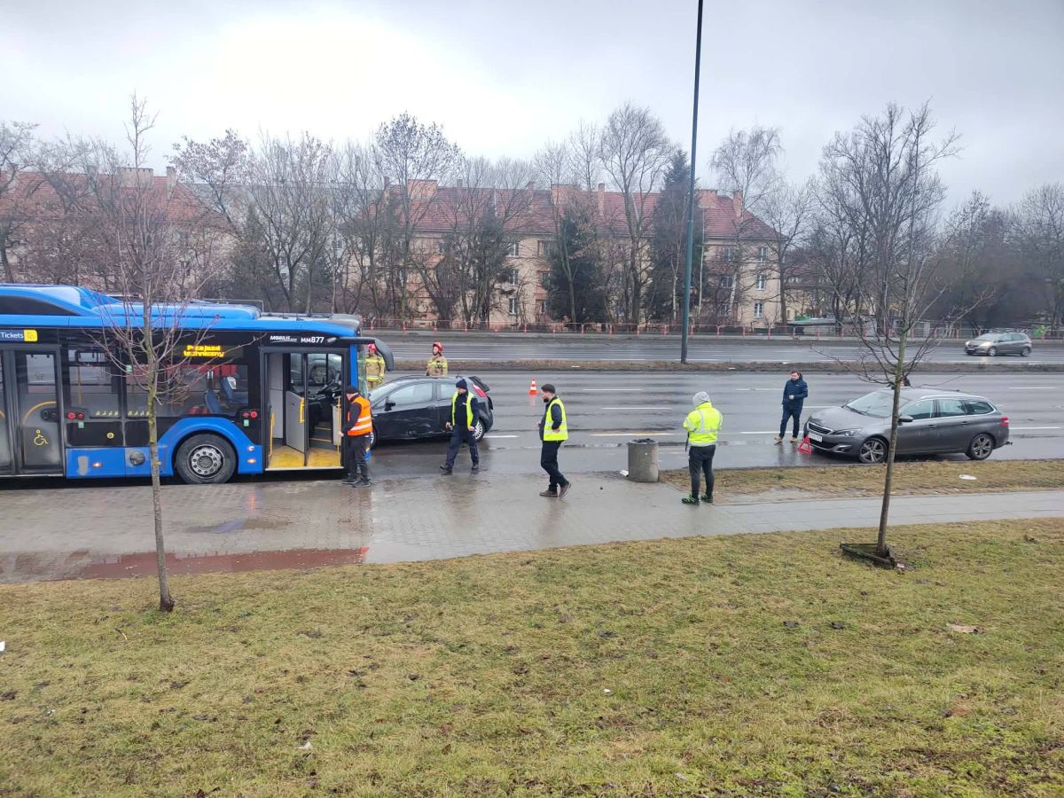 Wypadek na al. Bora-Komorowskiego. Kierowca samochodu pod wpływem alkoholu [ZDJĘCIA]