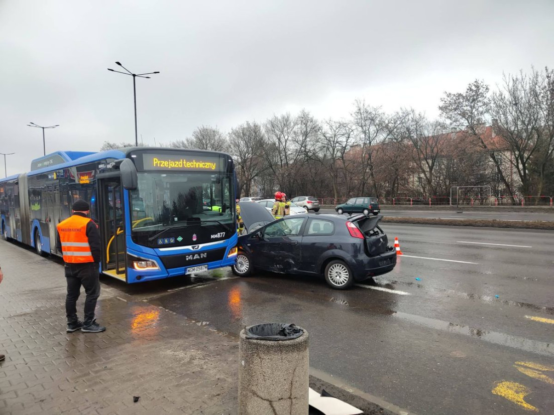 Wypadek na al. Bora-Komorowskiego. Kierowca samochodu pod wpływem alkoholu [ZDJĘCIA]