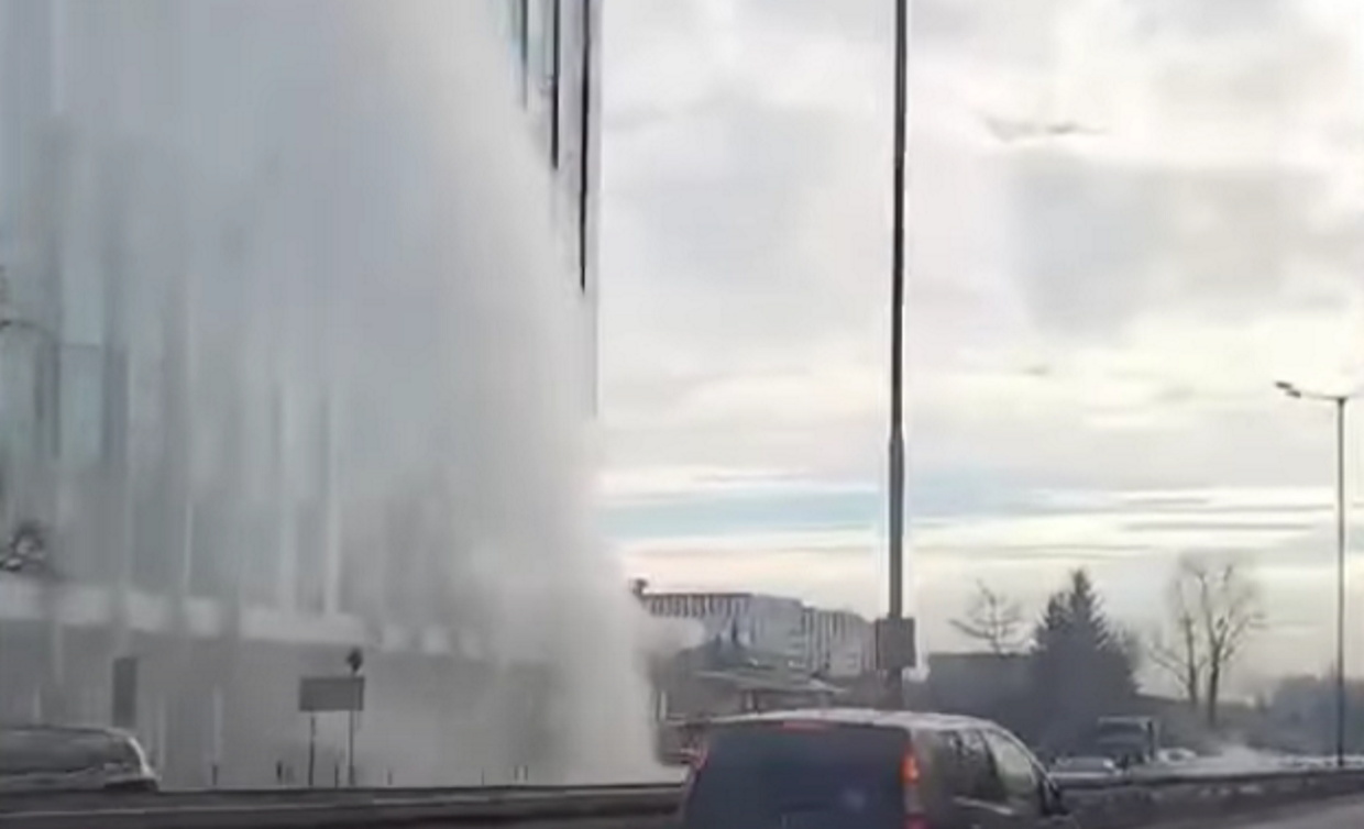 Gejzer na Opolskiej. Woda tryska na wysokość ok. 20 metrów [VIDEO]