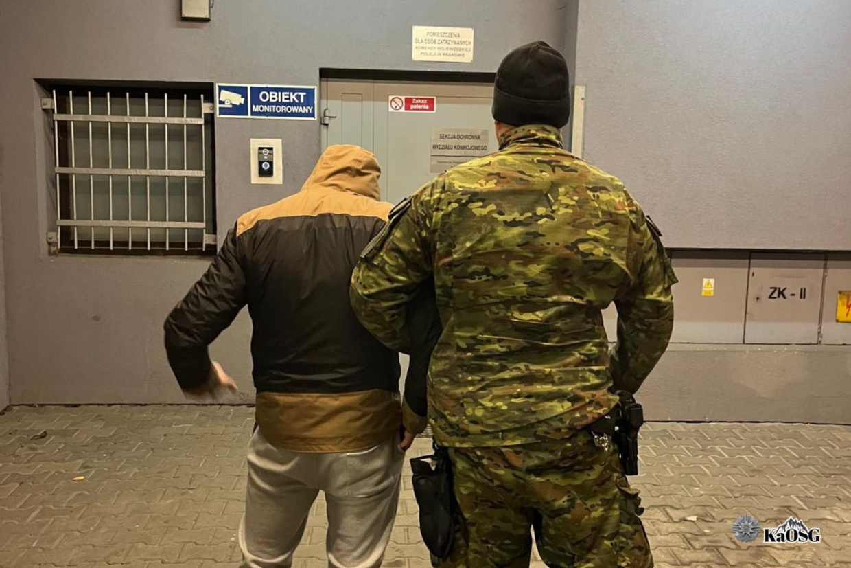 Trzy listy gończe i narkotyki w bagażu. Zatrzymanie na lotnisku Kraków-Balice