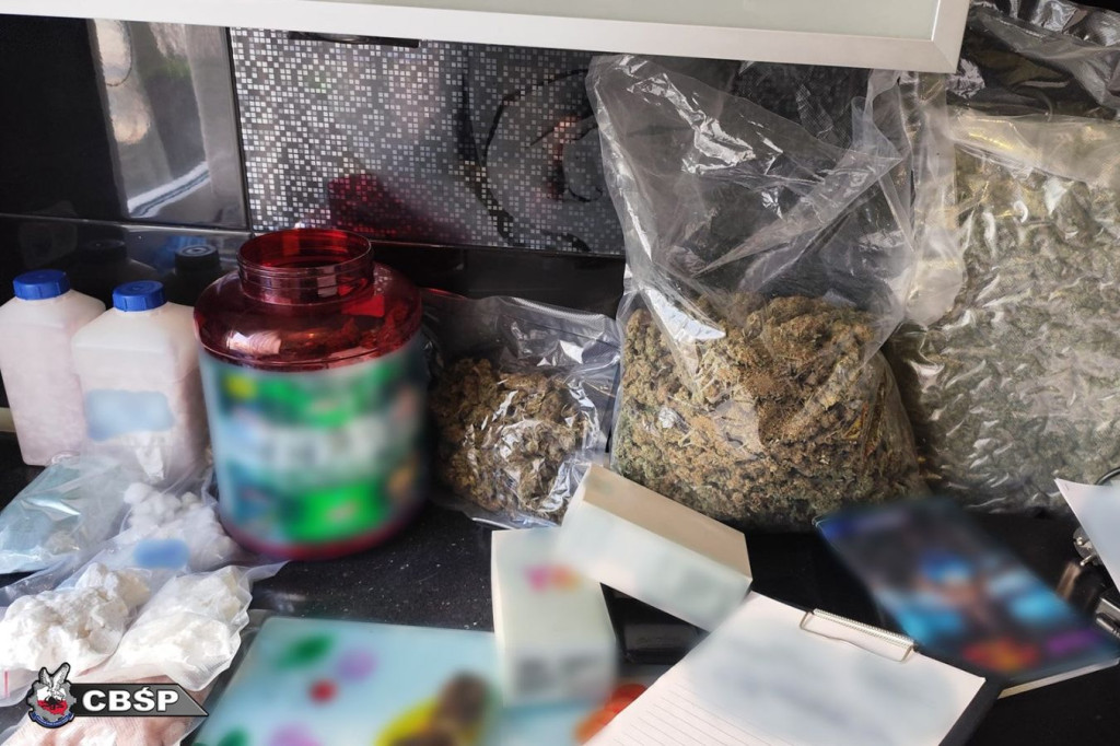 Broń z kradzieży i narkotyki w Krakowie. 39-latek z zarzutami [ZDJĘCIA]