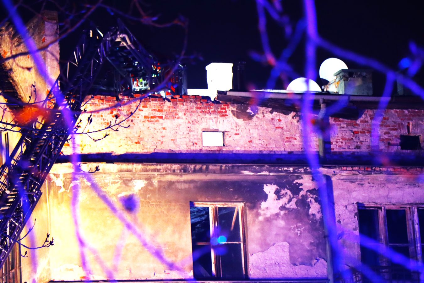 W budynku przy ul. Grzegórzeckiej w Krakowie zawalił się dach [AKTUALIZACJA]