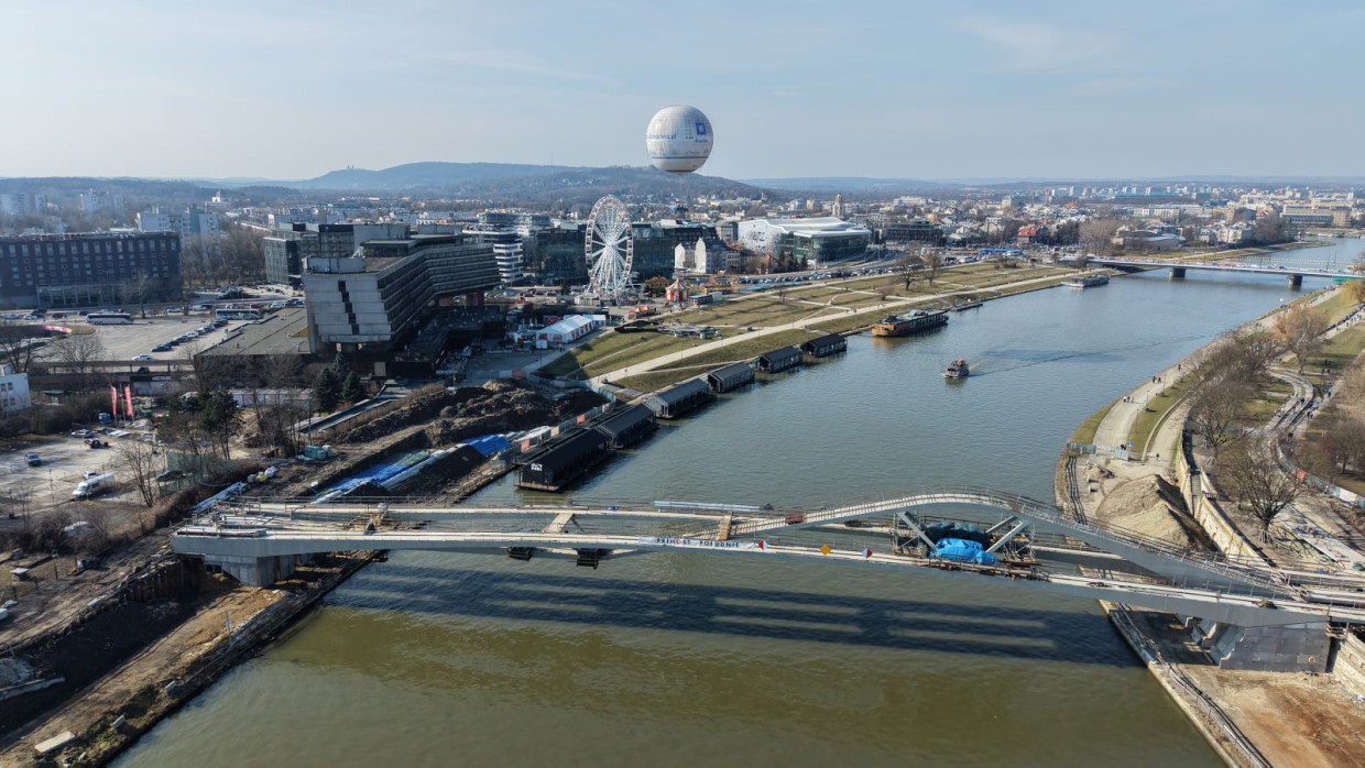 Nowa kładka nad Wisłą w Krakowie. Jest propozycja nazwy [ZDJĘCIA Z DRONA]