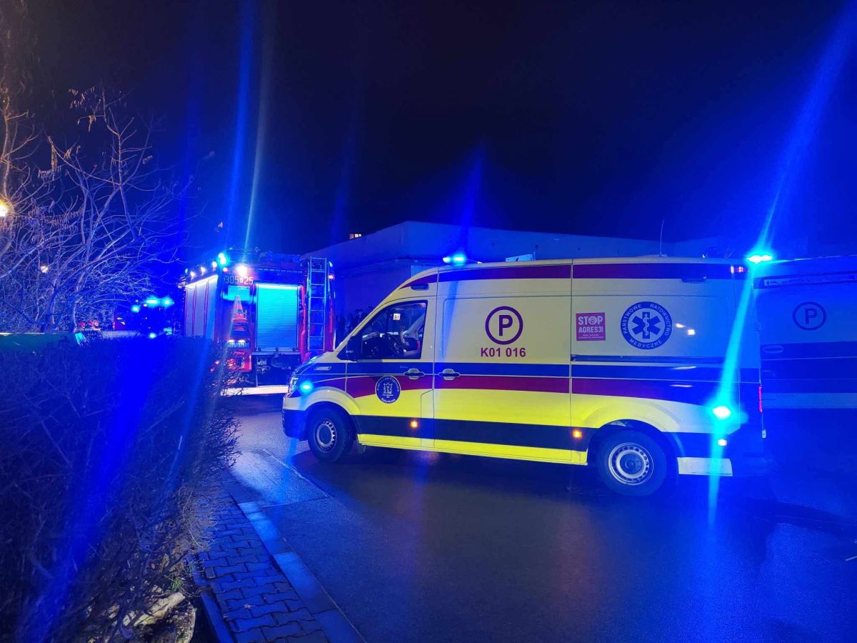 Wieczorna interwencja służb w Krakowie. Pożar mieszkania przy ul. Wiśniowej [ZDJĘCIA]