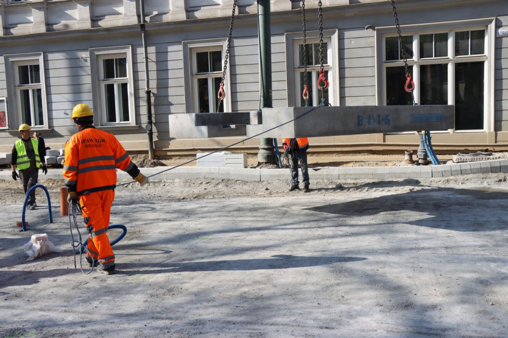 "Remont torowiska ul. Straszewskiego w Krakowie. Układanie płyty"