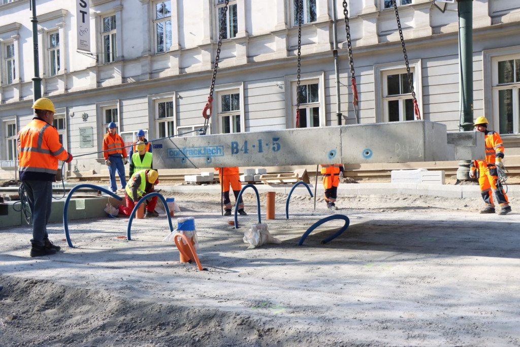 "Remont torowiska ul. Straszewskiego w Krakowie. Układanie płyty"