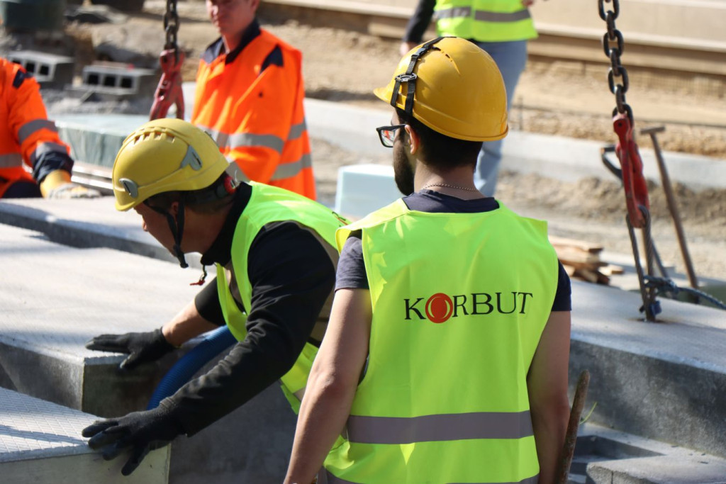 "Remont torowiska ul. Straszewskiego w Krakowie. Układanie płyty"