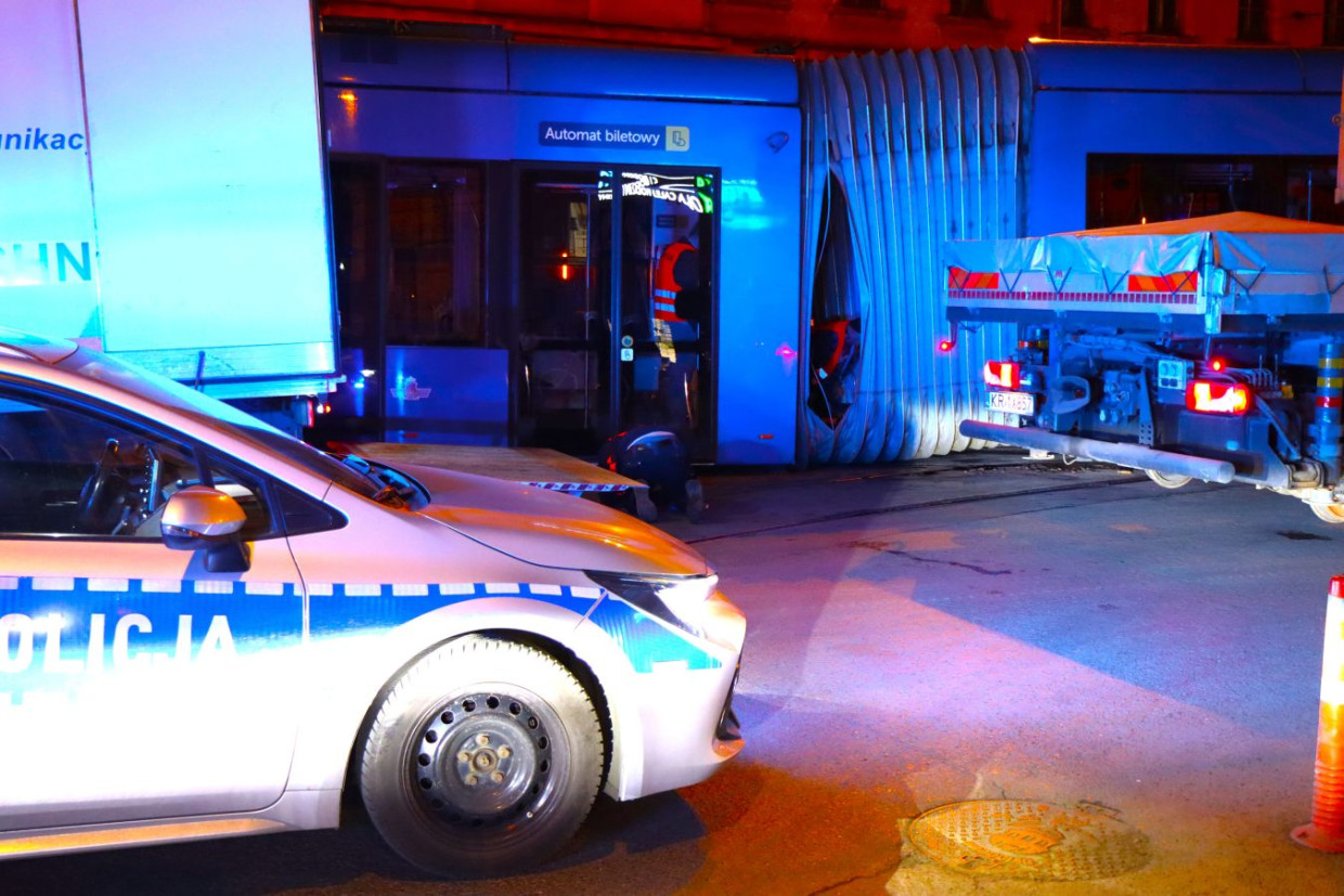 W centrum Krakowa zderzyły się dwa tramwaje [ZDJĘCIA]