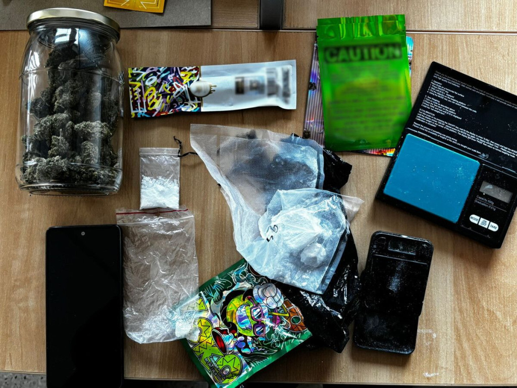 Kraków. Narkotyki w kilku mieszkaniach na południu miasta. 40-latek zatrzymany