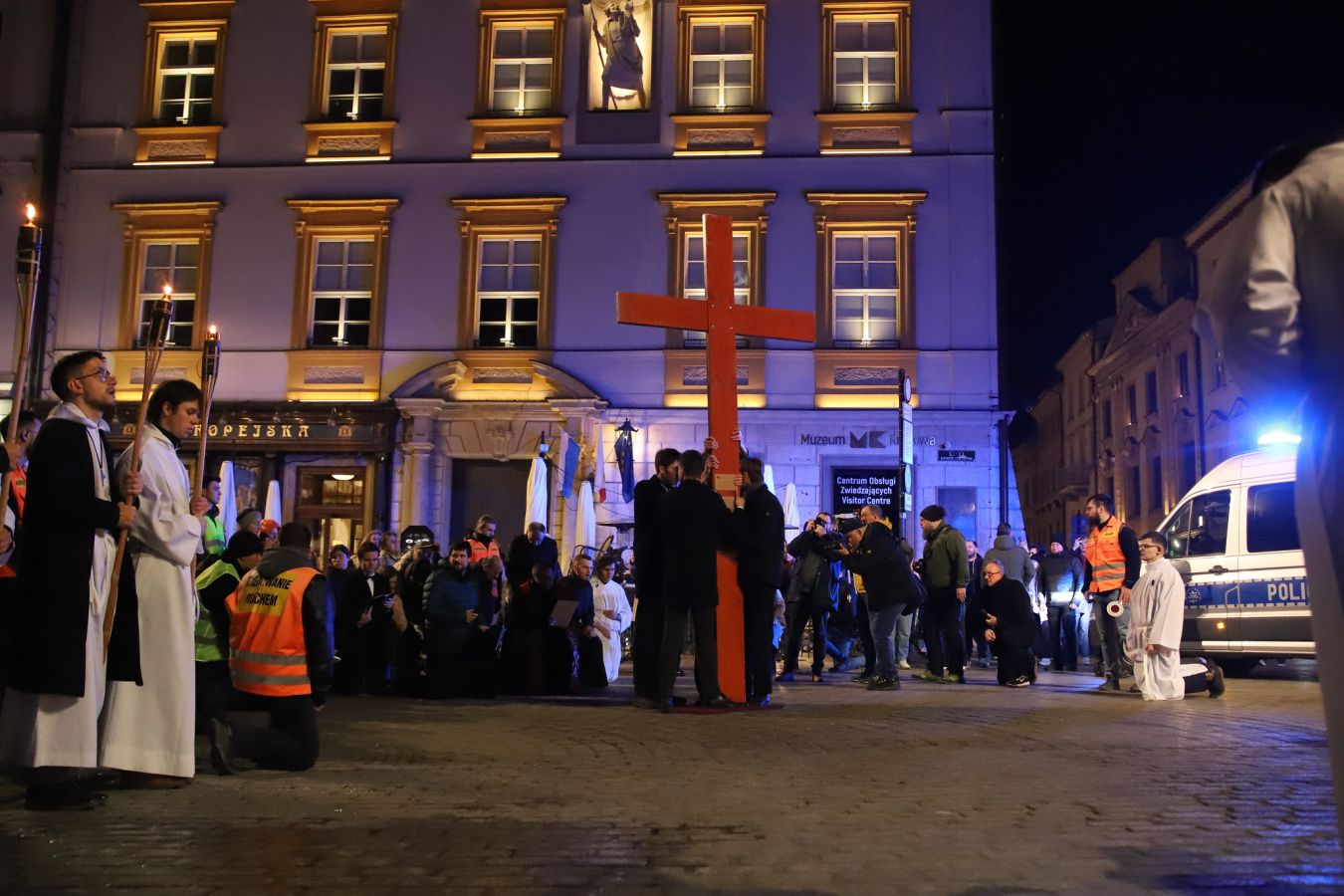 Tłumy na Akademickiej Drodze Krzyżowej w centrum Krakowa [ZDJĘCIA]