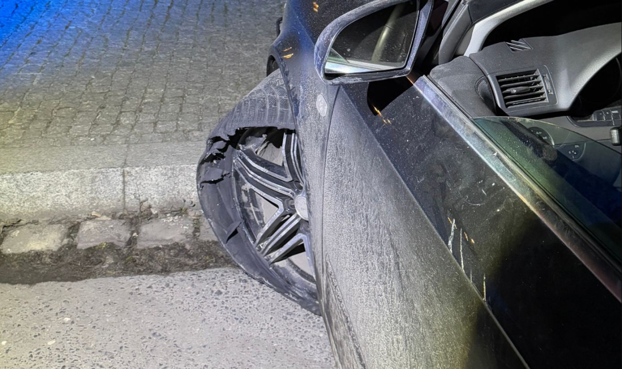 Audi bez opony i z wybitą szybą w centrum Krakowa. W aucie spał mężczyzna