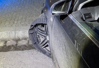 "Uszkodzone auto przed Teatrem Słowackiego"