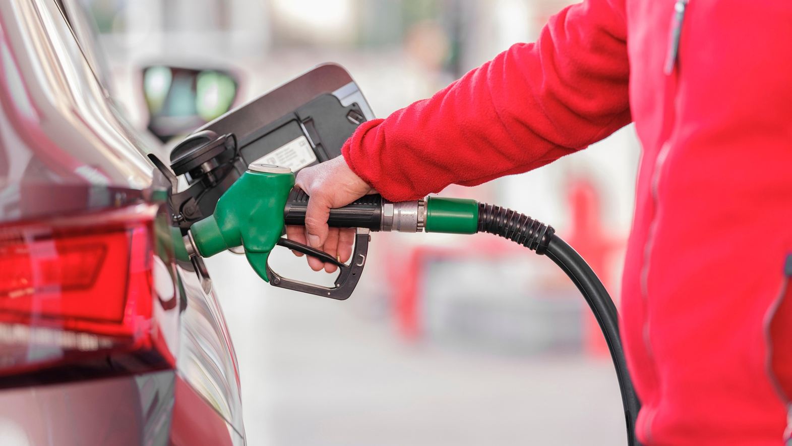 Ceny paliw w Krakowie spadną. Premier zapowiada zmiany