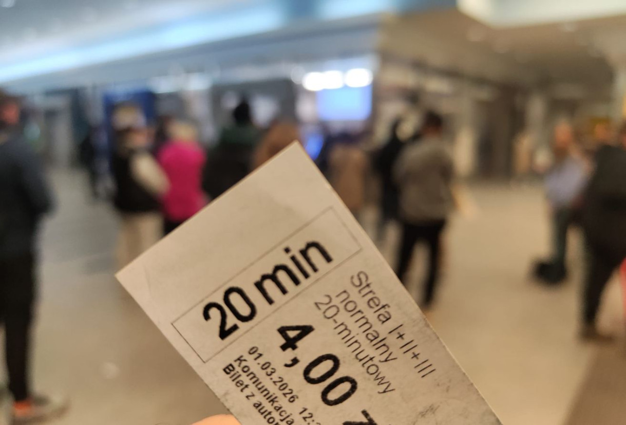 Kraków: pasażerowie szturmują punkty obsługi komunikacji. W tle nowe bilety