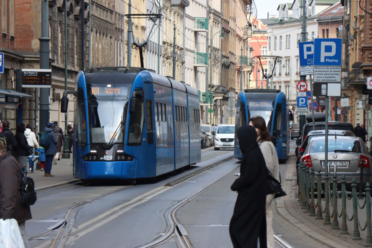 Nowe zasady na ul. Długiej od 6 maja. Czy to koniec blokowania tramwajów?