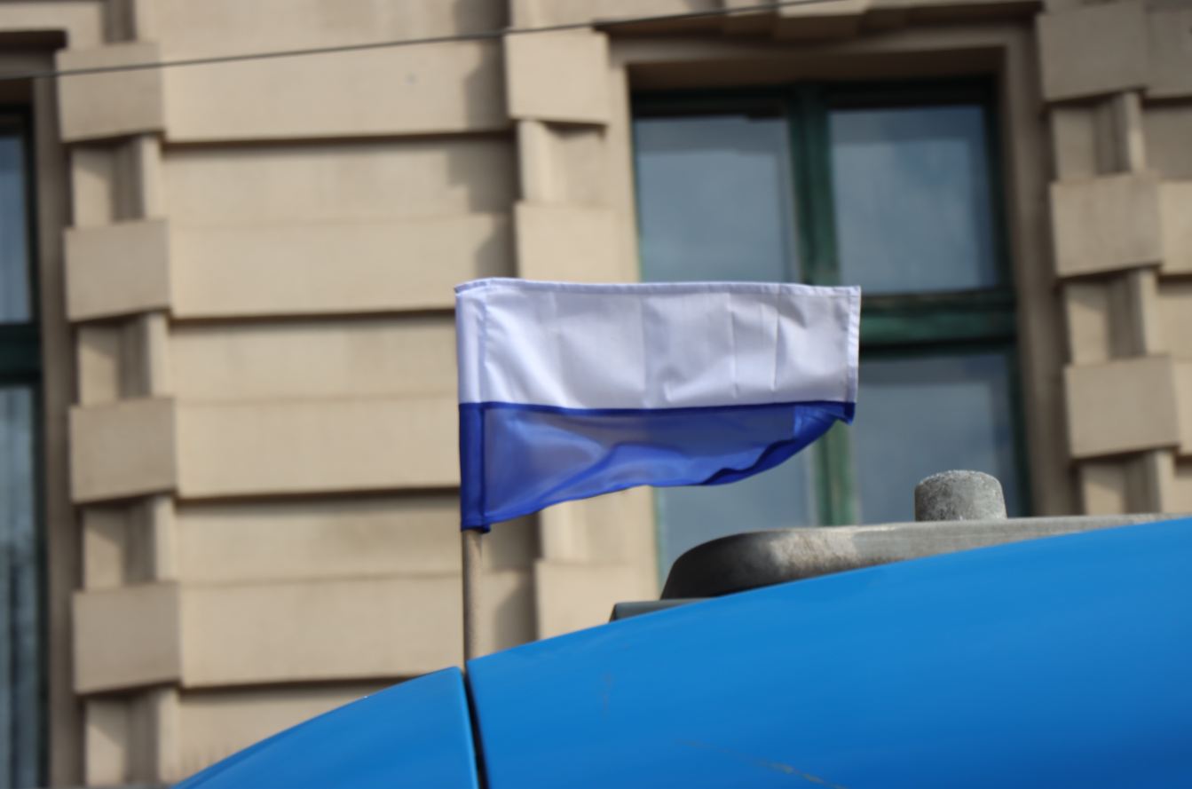 Flagi na autobusach i tramwajach w Krakowie. To dlatego pojawiły się 27 maja