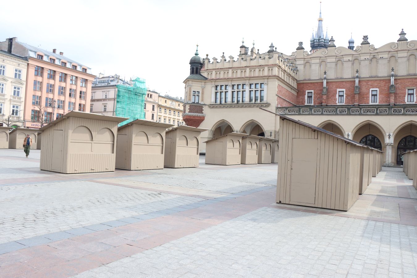 Rynek Główny szykuje się na jarmark. Trwa montaż blisko stu stoisk