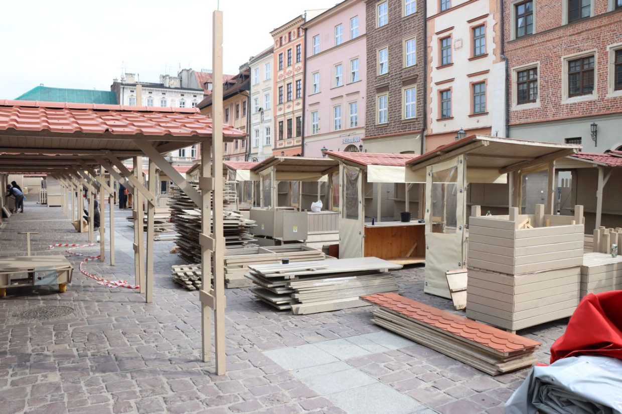 Na Małym Rynku trwają przygotowania. 19 marca rozpoczęcie kiermaszu [ZDJĘCIA]
