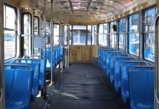 "Wnętrze zabytkowego tramwaju w Krakowie"