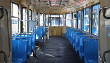 "Wnętrze zabytkowego tramwaju w Krakowie"