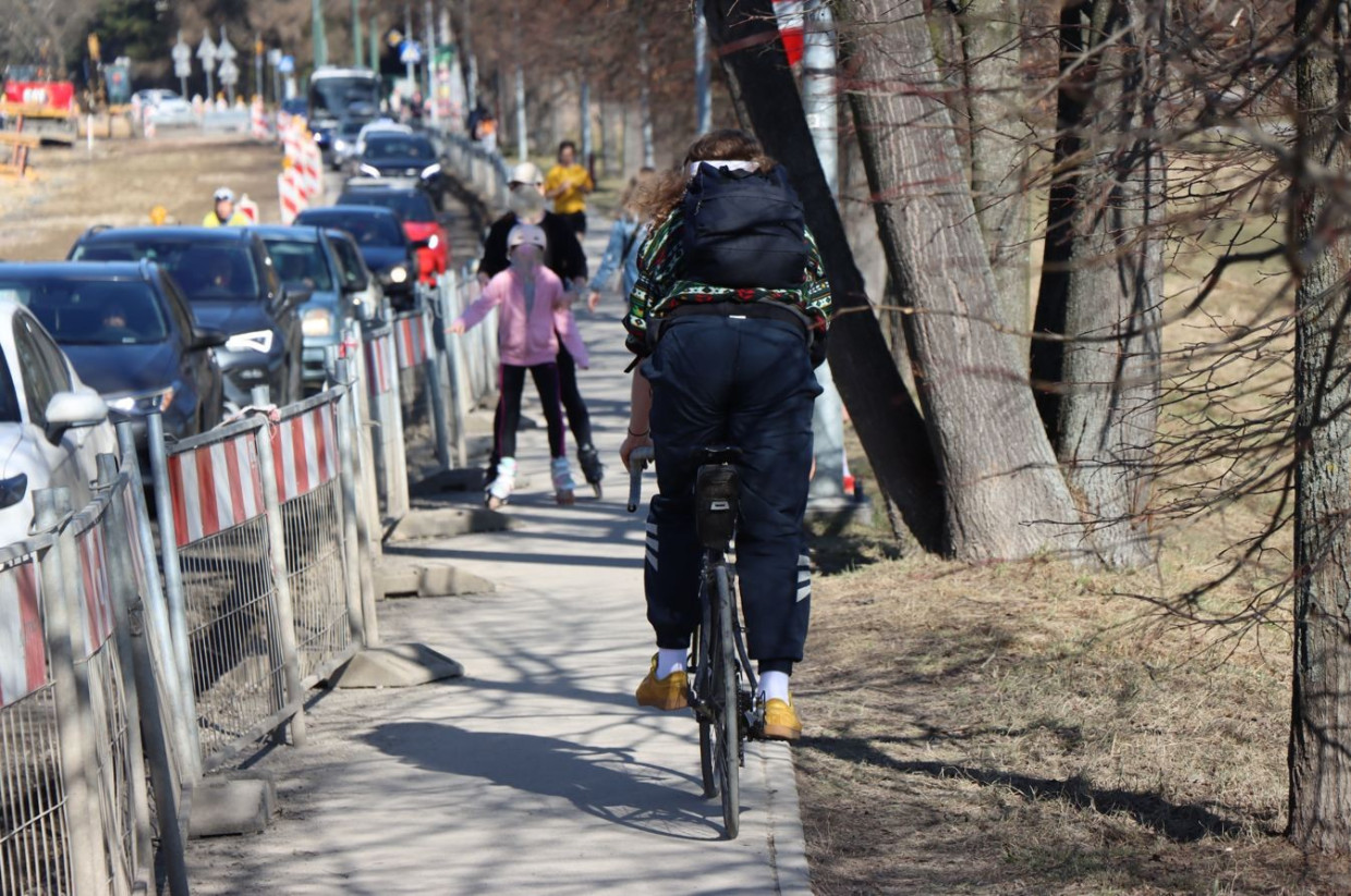 Ciepły weekend w Krakowie. Na Piastowskiej iskrzy między pieszymi a rowerzystami