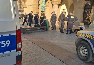 "Akcja straży miejskiej na Rynku Głównym w Krakowie"