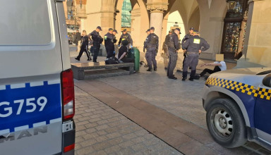 "Akcja straży miejskiej na Rynku Głównym w Krakowie"