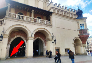 "Gasidła w sukiennicach - otwory"