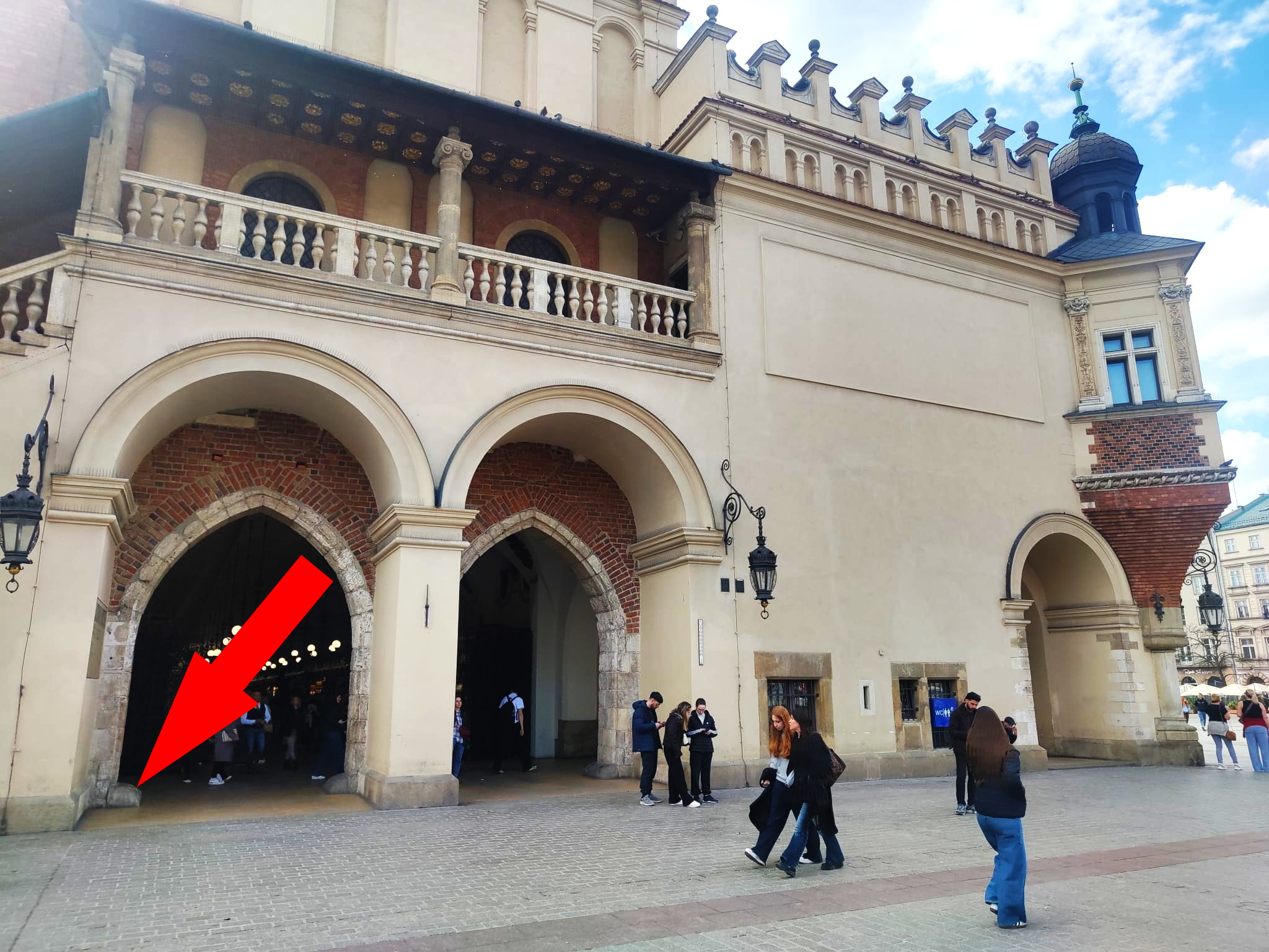 Będąc przy Sukiennicach, spójrz pod nogi. Ten detal w Krakowie mijają wszyscy [ZDJĘCIA]