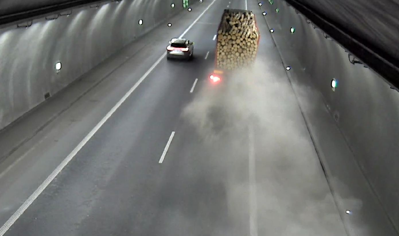 Ciężarówka zniszczyła nawierzchnię w tunelu na zakopiance