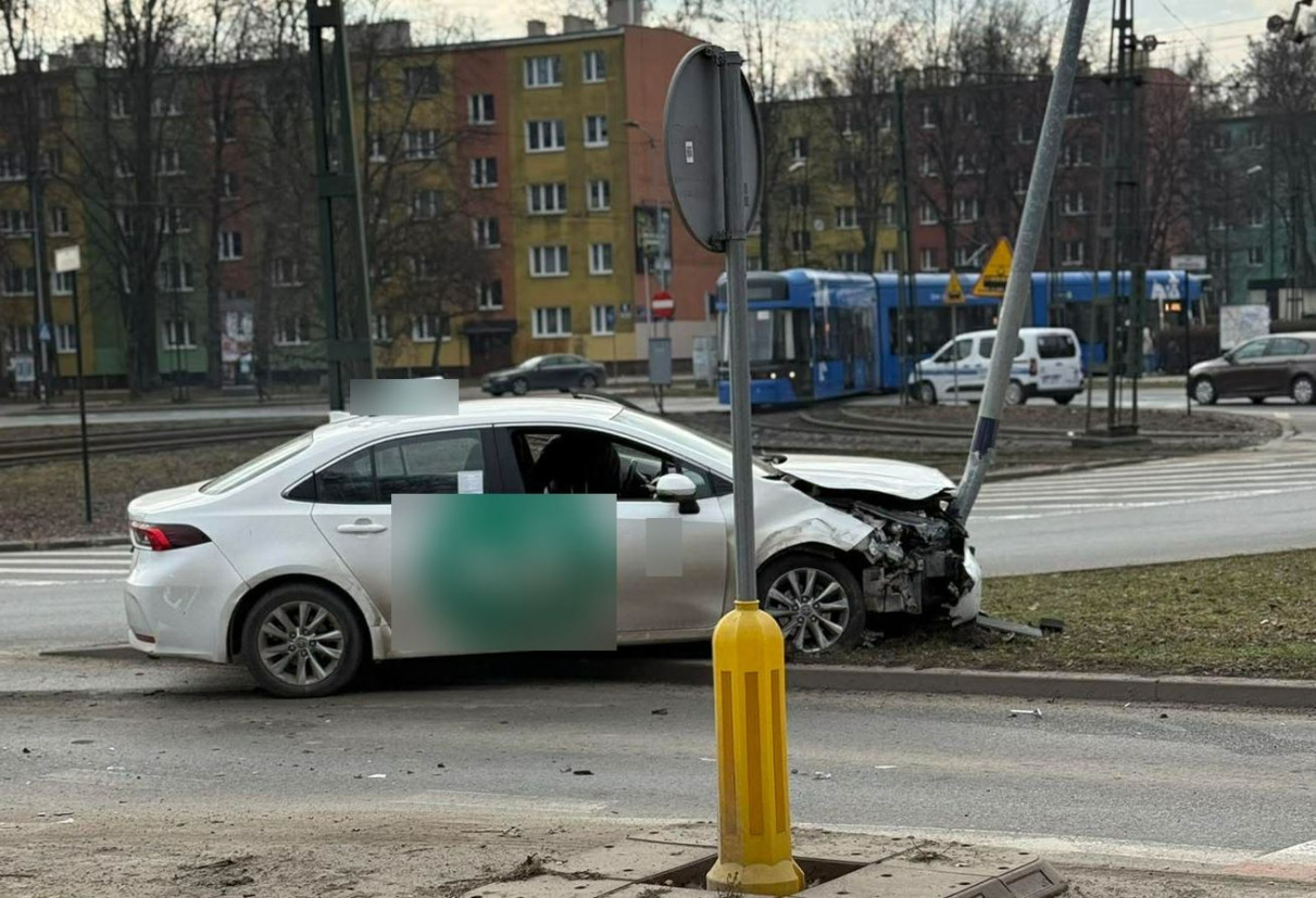 Wypadek na Rondzie Hipokratesa w Krakowie [ZDJĘCIA]