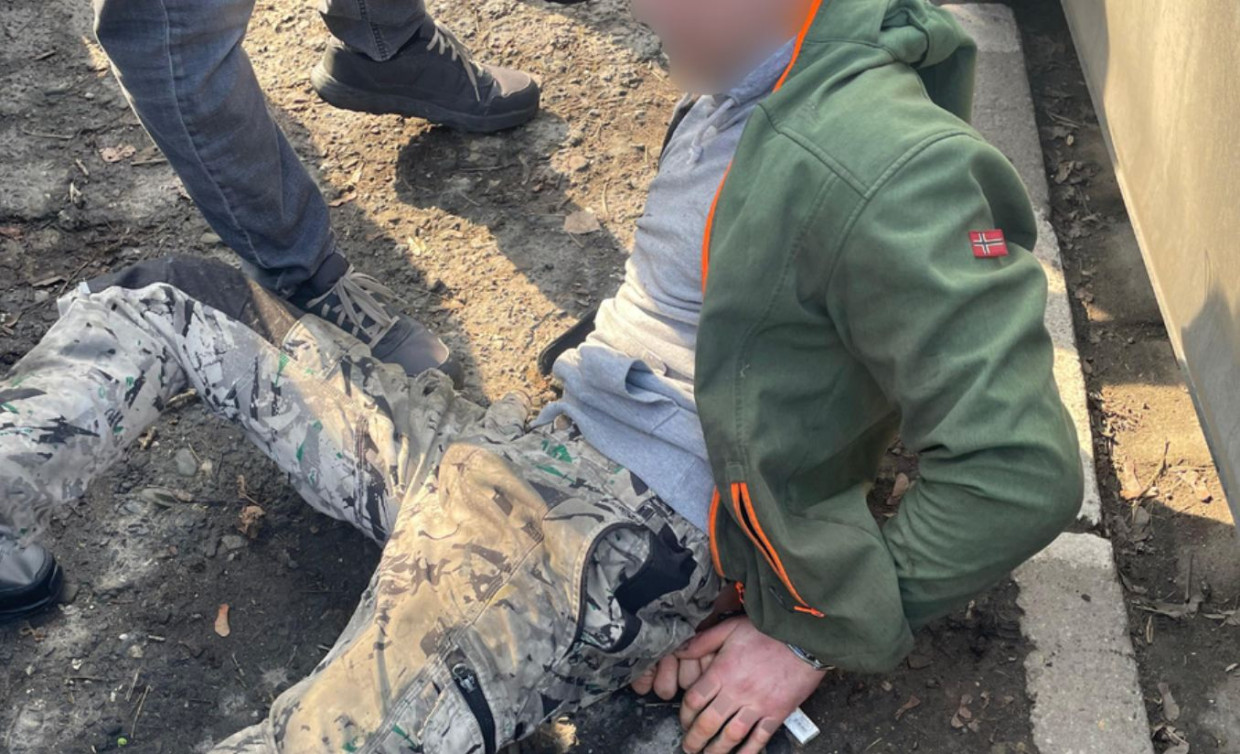 Nieudana kradzież w Krakowie. Holowane auto bez hamulców wjechało w samochód złodziei